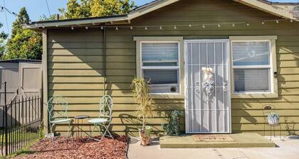 Charming Cozy 2-bedroom cottage in amazing Los Angeles with WiFi, AC