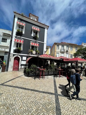 Outdoor dining - Avenue Centro Casa, Setúbal (Setúbal)