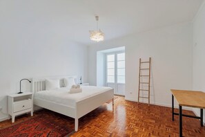 2 chambres, fer et planche à repasser, lit parapluie