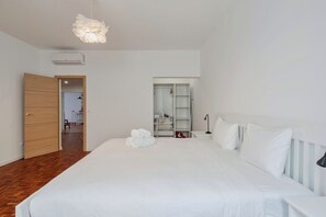2 soverom, strykejern/-brett og reiseseng for barn