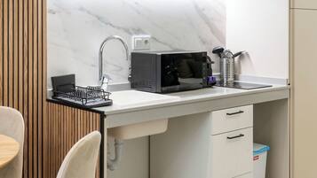 Een koelkast, een magnetron, een koffiezetapparaat/waterkoker