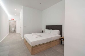 Tabla de planchar con plancha, cuna de viaje, wifi gratis y ropa de cama