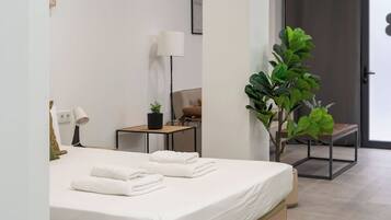 Een strijkplank/strijkijzer, reisbedje, gratis wifi, beddengoed