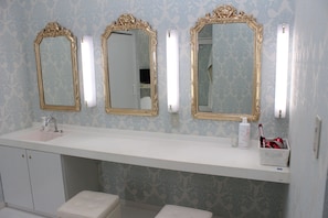 Doccia, asciugacapelli, asciugamani, sapone