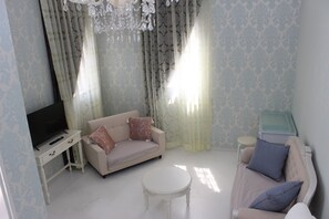 Smart TV, books - 出雲大社から車で５分の場所にある一棟貸ゲストハウスマリドール (Taishachonyunan, Izumo-shi,)