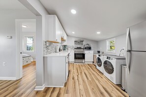 Fridge, microwave, oven, stovetop - Mountain View Bungalow in Front Royal (Front Royal)