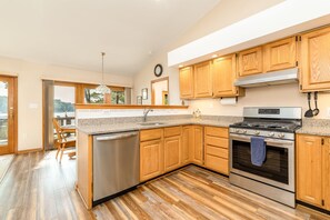 Fridge, microwave, oven, stovetop - Lakefront hot tub! Firepit, Dock w/ Boat Slip, Hot Tub, Kayak (Littleton)