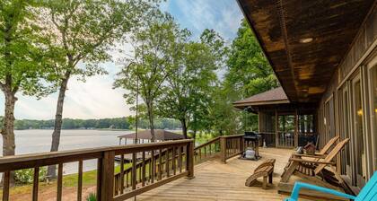 Gem! Lakefront, Firepit, Dock w/ Boat Slip, Kayak