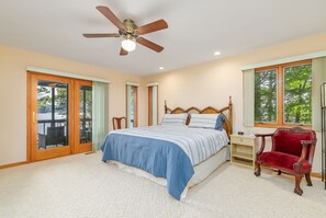 4 bedrooms, desk, iron/ironing board, free WiFi - Lakefront, Hot Tub, Firepit, Dock w/ Boat Slip, Pet Friendly, Kayak (Littleton)