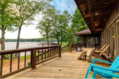 Lakefront, Hot Tub, Firepit, Dock w/ Boat Slip, Pet Friendly, Kayak