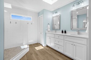 Doccia, asciugacapelli, asciugamani, sapone