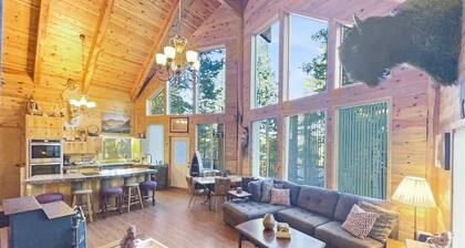 4-bedroom chalet in amazing Duck Creek Village with wrap around decks