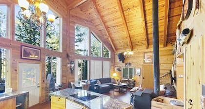 4-bedroom chalet in amazing Duck Creek Village with wrap around decks