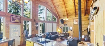 4-bedroom chalet in amazing Duck Creek Village with wrap around decks
