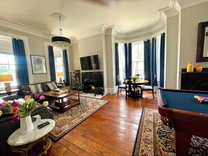 Télévision, cheminée