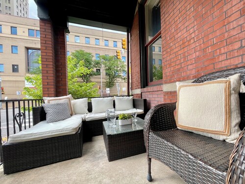 Draft price-drop! Walk 1 mile to Heinz Field Acrisure, free parking! Sleeps 14.