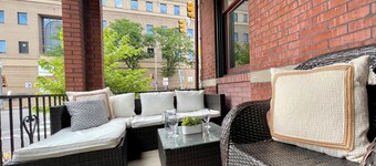 Draft price-drop! Walk 1 mile to Heinz Field Acrisure, free parking! Sleeps 14.