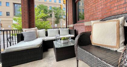 Draft price-drop! Walk 1 mile to Heinz Field Acrisure, free parking! Sleeps 14.