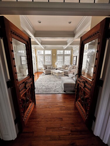 Luxury Retreat on Mackinac Island: Grand Views & Unbeatable Location