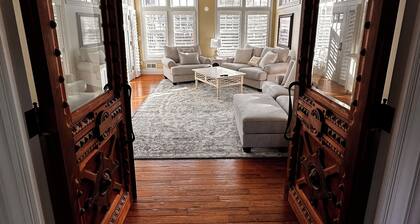 Luxury Retreat on Mackinac Island: Grand Views & Unbeatable Location