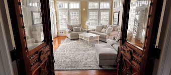 Luxury Retreat on Mackinac Island: Grand Views & Unbeatable Location