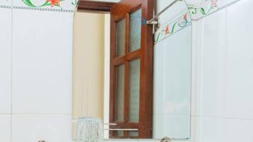 Dutxa, assecador de cabells, sabatilles i tovalloles