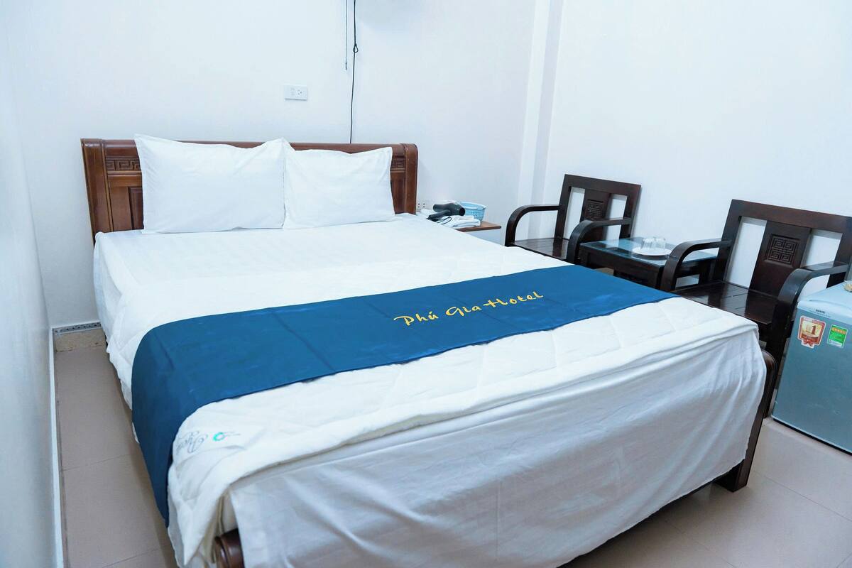 Ein Hotelzimmer mit einem Bett, einem Schreibtisch und einem Stuhl.
