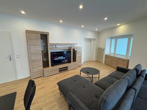 Smart TV - Completely refurbished fitters' apartment for 5 people (Schwalbach)