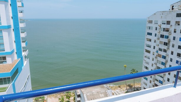 A high-rise building with a view of the sea. - Cartagena Gem, Fully Renovated Retreat Just Minutes from Playa Hollywood (Cartagena)