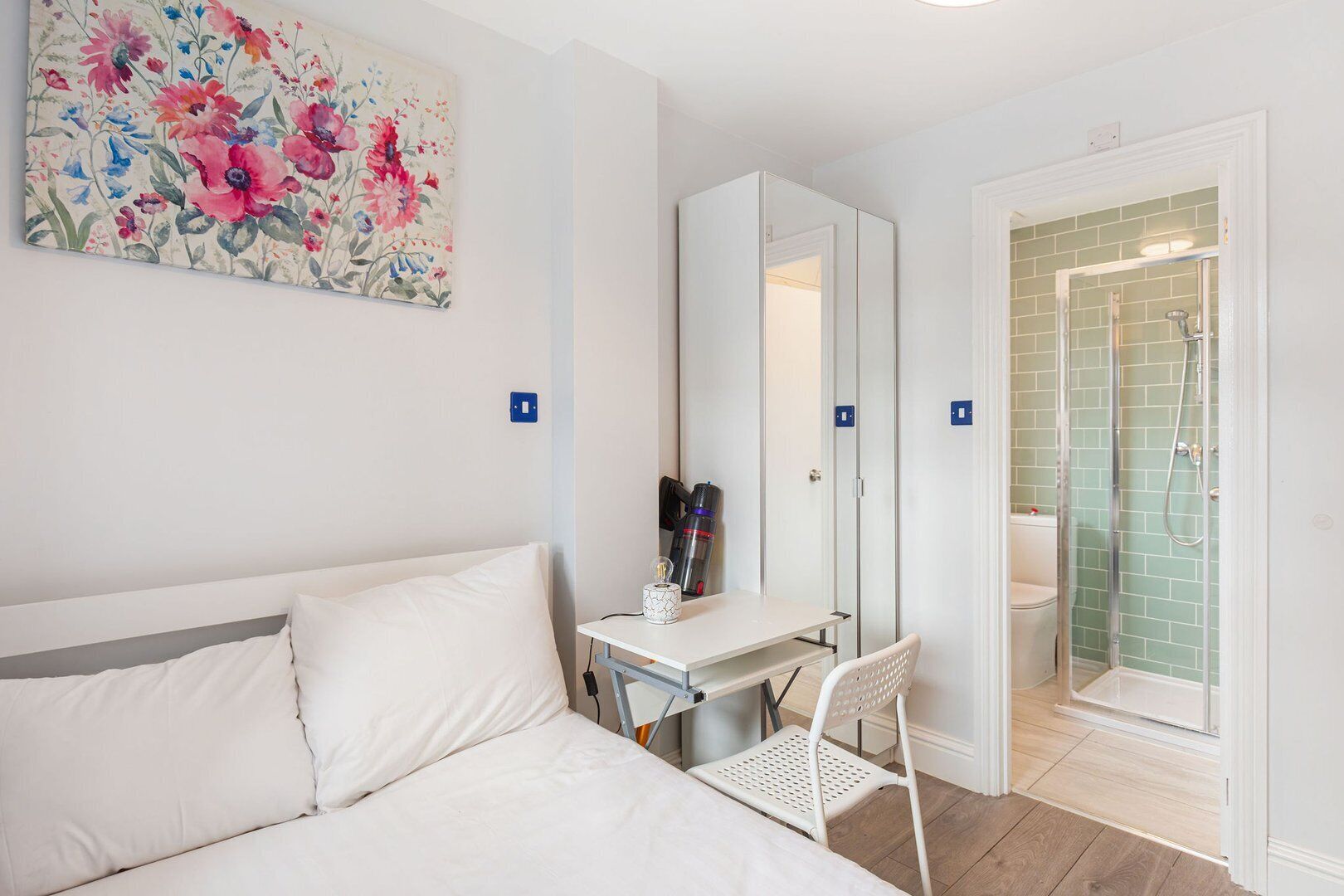 3 bedrooms, internet, bed sheets