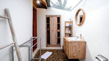 Standard Room | Bathroom | Shower, hair dryer, bidet, towels