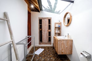 Standard Room | Bathroom | Shower, hair dryer, bidet, towels - Angseri Villas Tabanan (Penebel)