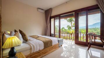 Familienvilla, eigener Pool, Bergblick | Badezimmer | Dusche, Haartrockner, Bidet, Handtücher