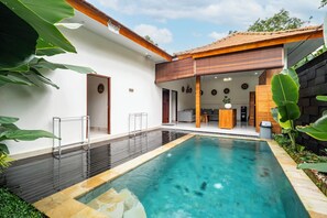 Villa familiar, piscina privada | Zona de estar | Una televisión de pantalla plana