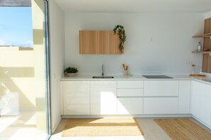 ثلاجة، محمصة خبز، مستلزمات طهي/أطباق/أوعية، مائدة طعام