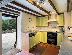 Een microgolfoven, een oven, een vaatwasser, een kinderstoel