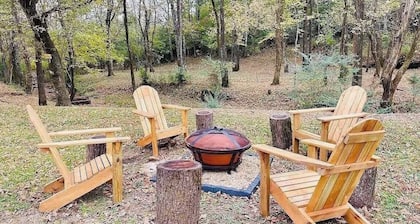FIREFLY CREEK Charming 3-bedroom farmhouse in delightful Columbia