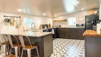 Microondas, horno, parrilla de estufa y lavavajillas