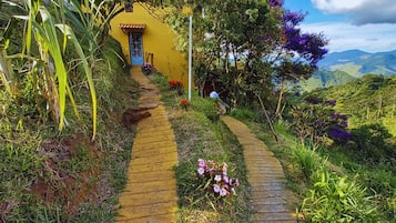 Family House, Garden View | Hypo-allergenic bedding, iron/ironing board, free WiFi, bed sheets