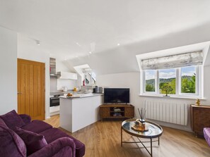 TV - 2-Bed Central Apartment- Free Private Parking (Bowness-on-windermere)