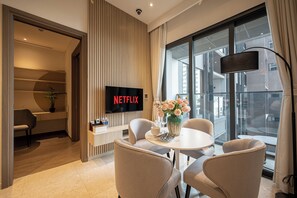 Suíte grand, 1 quarto, acesso ao Club Lounge, vista para a cidade | Roupas de cama de algodão egípcio, roupas de cama premium