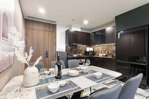 Full-sized fridge, microwave, oven, stovetop