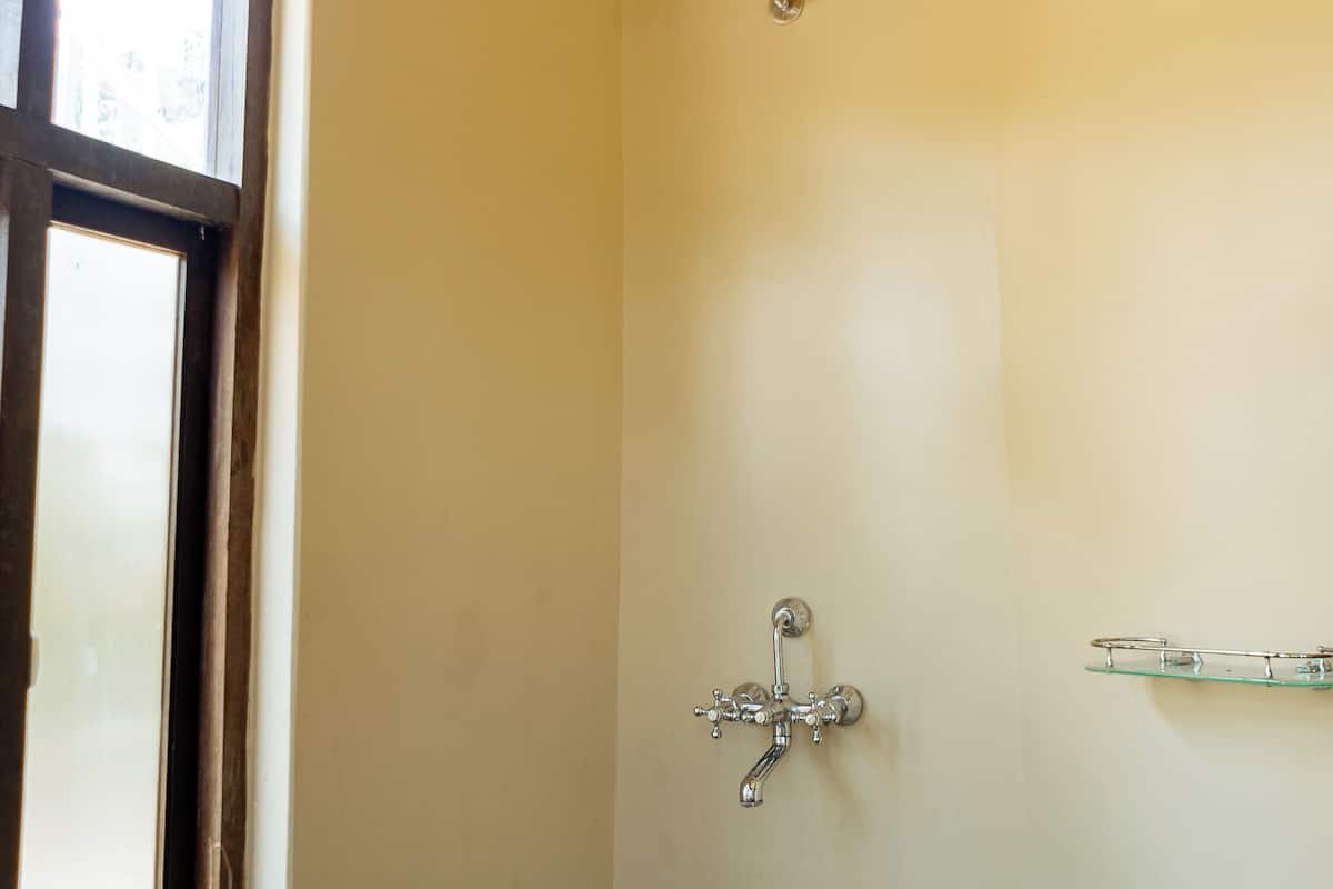Deluxe studio suite, patio, uitzicht op resort | Badkamer | Een douche, handdoeken, zeep, shampoo
