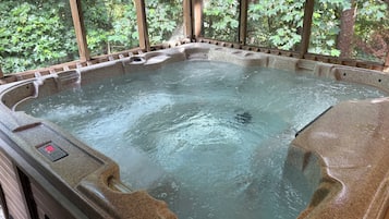 Banyera d'hidromassatge coberta