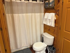 Tina de hidromasaje, secadora de cabello, toallas, jabón 