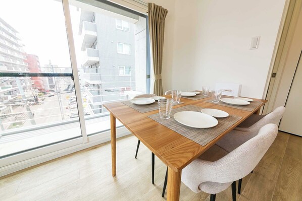 Suite, Non Smoking (201) | In-room dining
