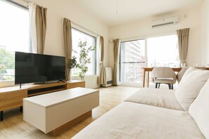 Suite, Non Smoking (201) | Living area | Flat-screen TV