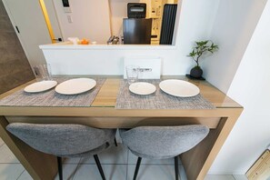 Family Twin Room, Non Smoking (202) | In-room dining