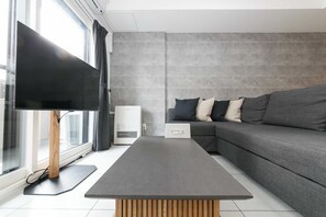 Family Twin Room, Non Smoking (202) | Living area