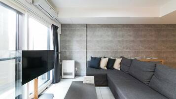 Family Twin Room, Non Smoking (202) | Living area | Flat-screen TV